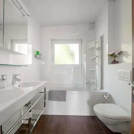 1 Stylish Bedroom For 2 With An Amazing Lake View! *